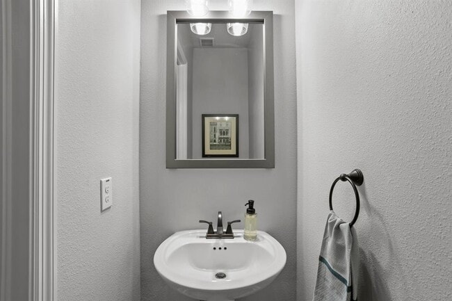 Building Photo - 408 S Matanzas Ave