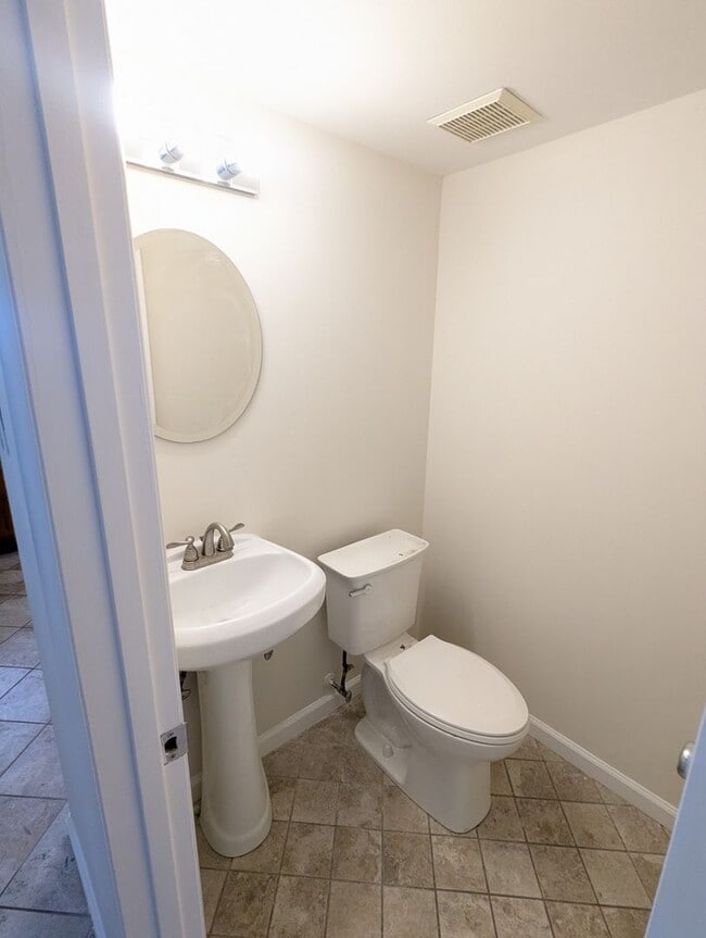 Building Photo - *END UNIT* town home in established Crestwood Neighborhood ready for you mid March!