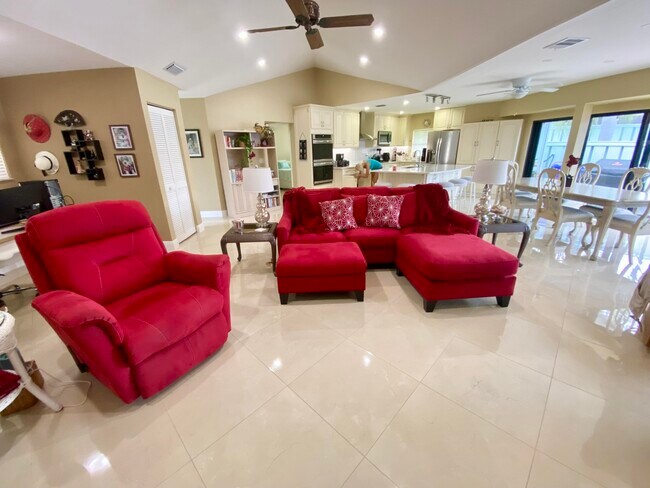 Building Photo - 1127 E Seminole Ave