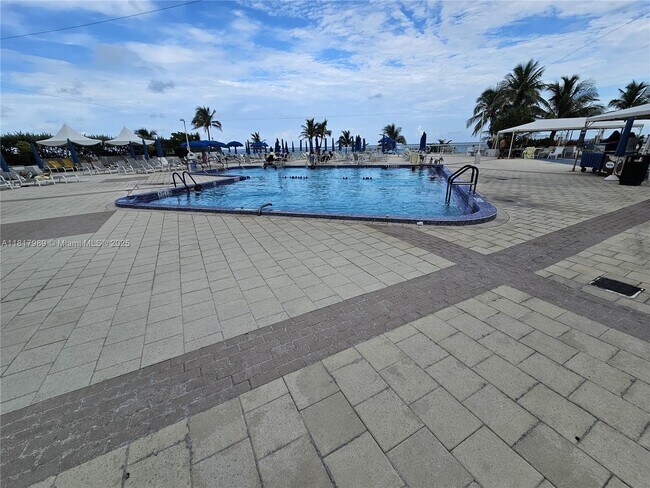 Building Photo - 2030 S Ocean Dr