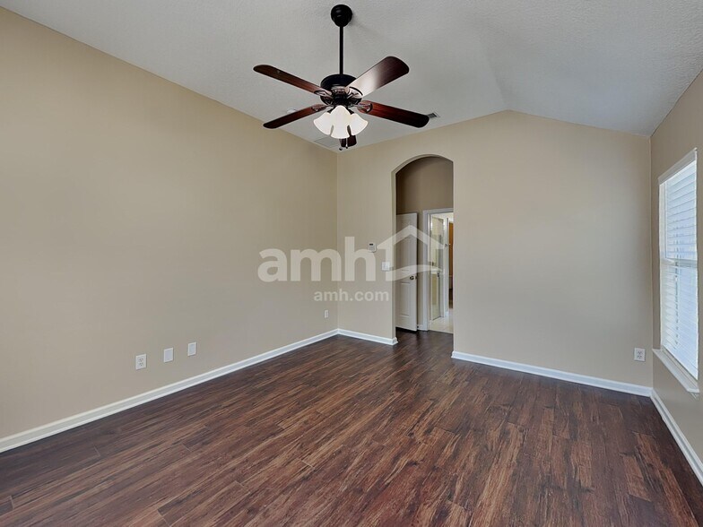 Building Photo - 705 Waterlily Way