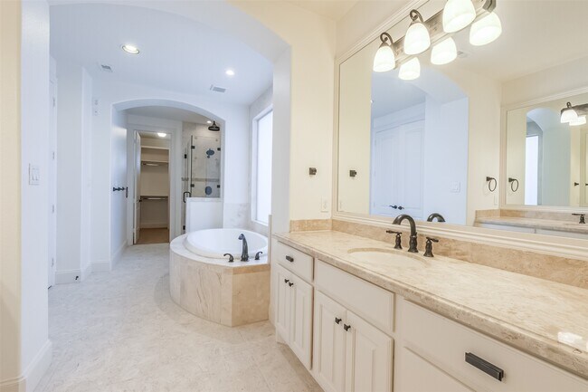 Building Photo - 407 W Bell St