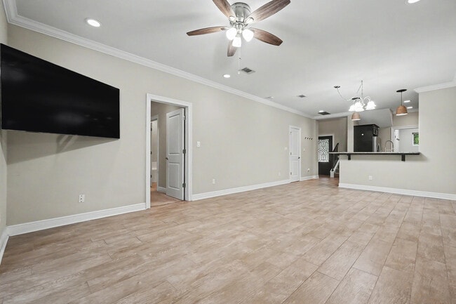 Building Photo - 490 Soundview Ct