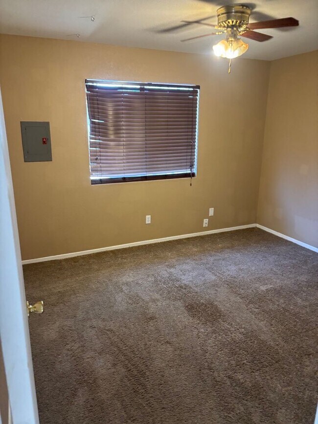 Building Photo - 5475 Valle Alegre