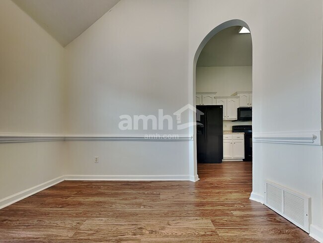 Building Photo - 8981 Oak Grove Blvd