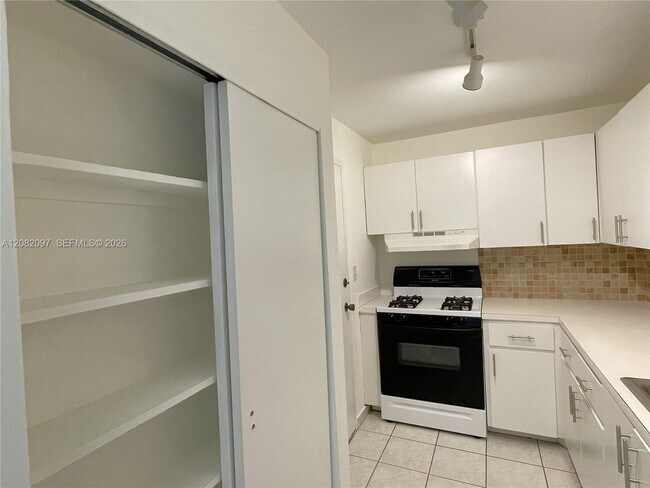 Building Photo - 6904 N Kendall Dr