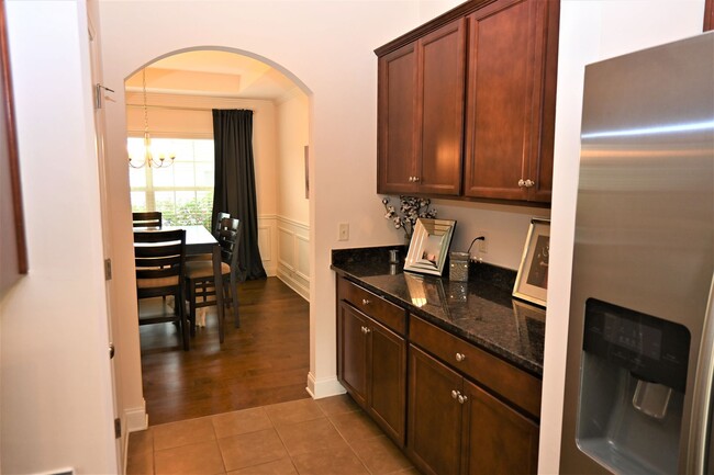 Building Photo - 4 bedroom 2.5 bath