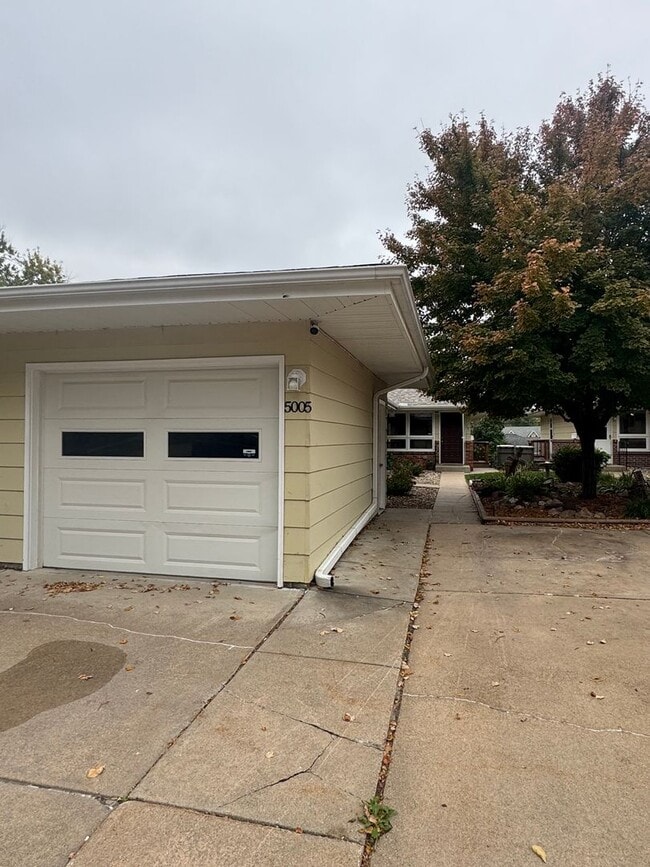 Building Photo - **AVAILABLE NOW** 3 bedroom, 2 bath townho...