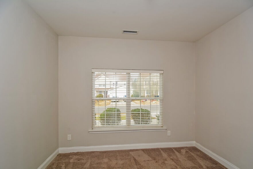 Building Photo - 233 Norwich Dr