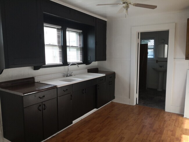 Building Photo - 427 s central