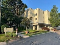 Building Photo - 770 Deer St
