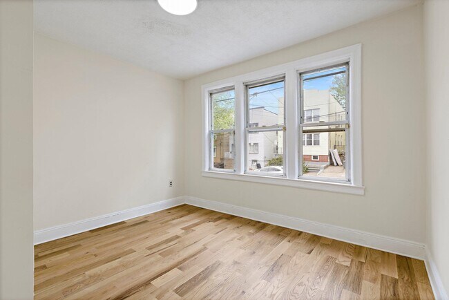 Building Photo - 667 Liberty Ave