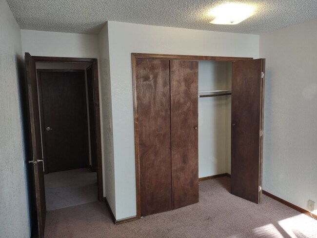 Building Photo - ALL PROSPECTIVE TENANTS MUST SUBMIT A ON L...
