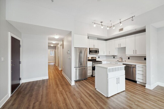 Building Photo - Available for a 9/1 Lease Start! 1 Bedroom...