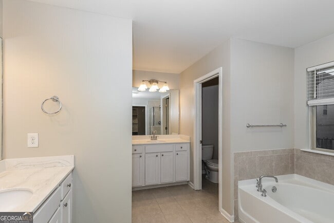 Building Photo - 3949 Lake Manor Way