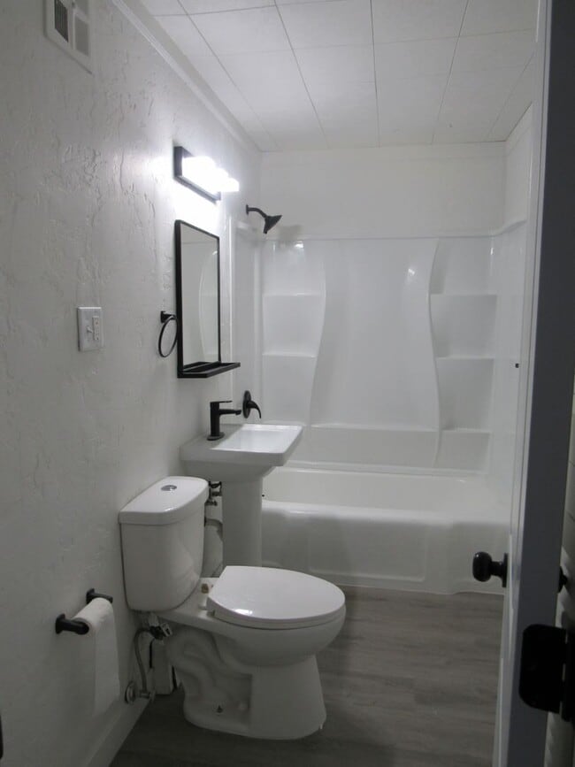 Building Photo - Updated Cape Cod 4 Bedroom Home! Heat/Water Pd!