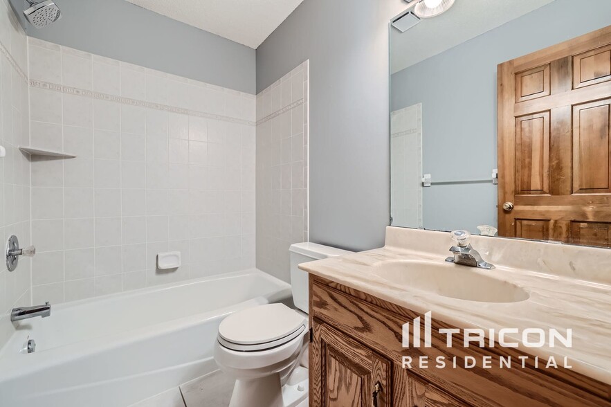Building Photo - 5585 Rosewood Ln