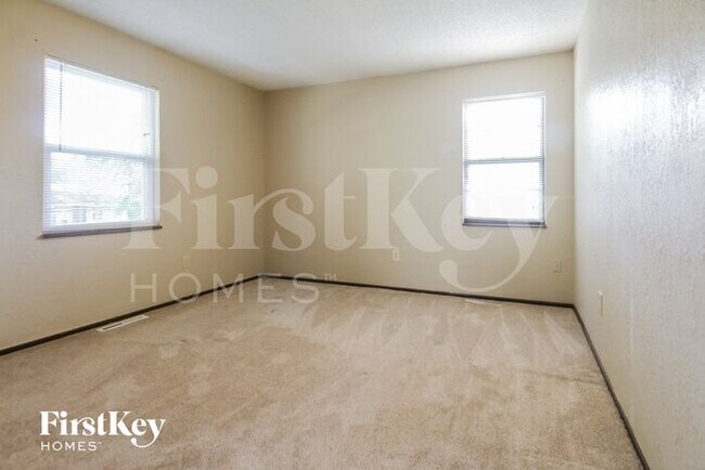 Building Photo - 4501 NW Amesbury Pl