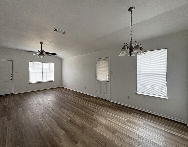 Building Photo - 2808 Ashley Dr