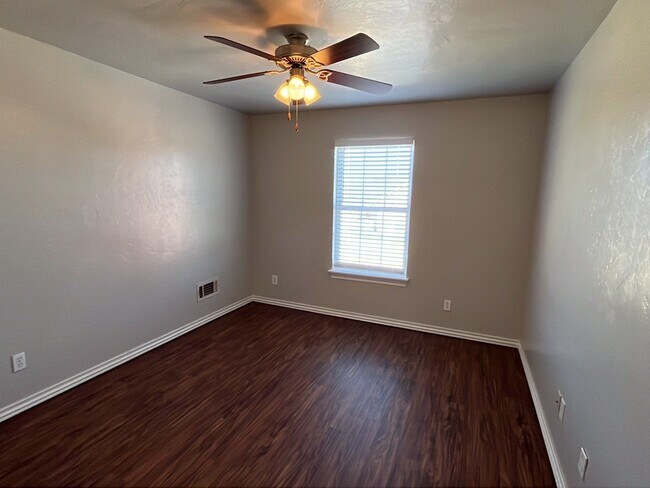 Building Photo - 4 Bedroom 2 Bath Duplex in Mustang!  $1270 Per month!