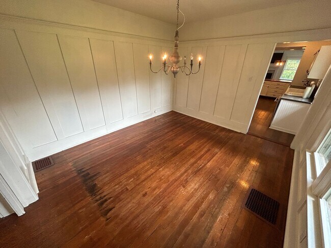 Building Photo - Charming 3-bedroom, 2.5-bathroom home loca...