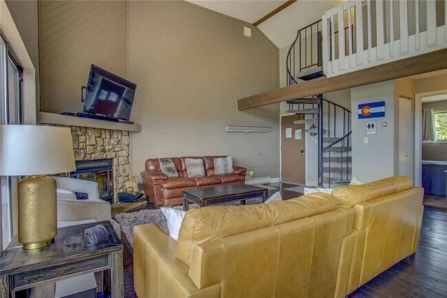 Building Photo - Buffalo Ridge - Spacious unit with Wifi, Covered Parking & Clubhouse