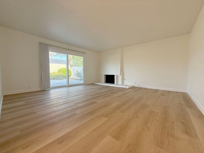 Building Photo - 4 Bed +2 Bath + 2 Car Garage - South HB