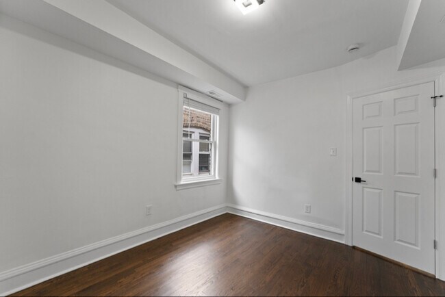 Building Photo - 5304 W Cornelia Ave