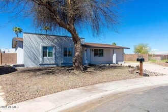 Building Photo - 1025 N Menze St