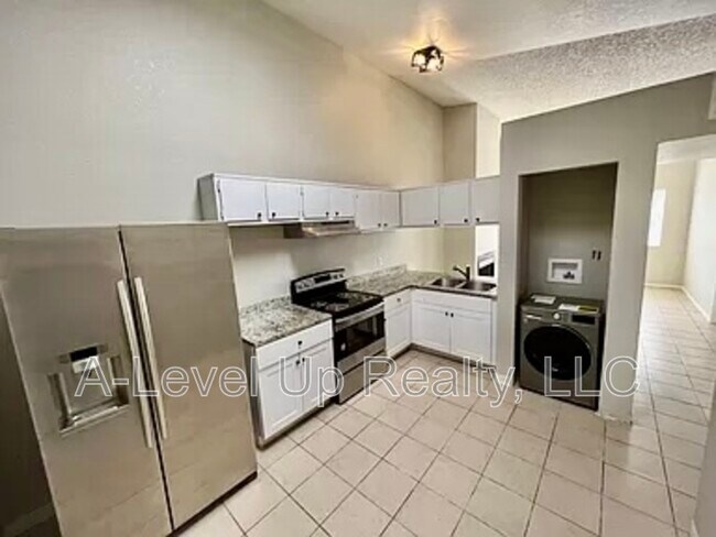 Building Photo - 401 E Thoroughbred St