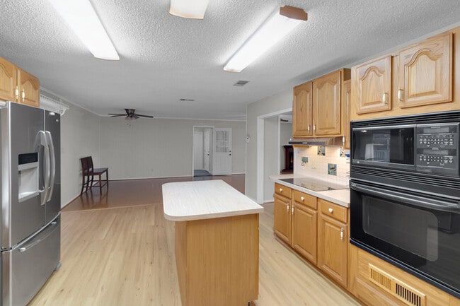 Building Photo - 300 Wildwood St