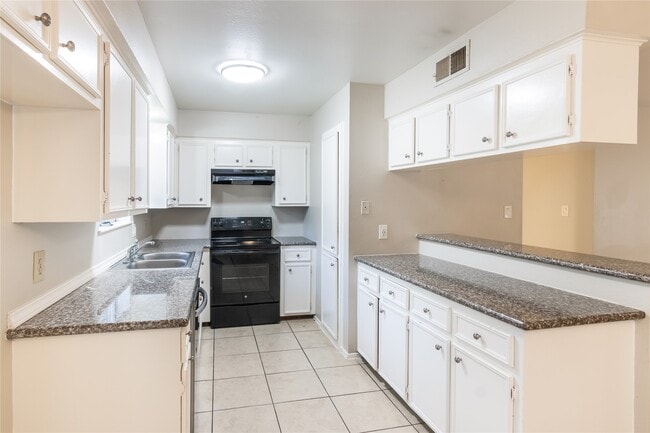 Building Photo - 206 N Forest Dr