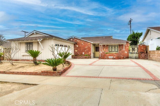 Building Photo - 529 E Avenida De La Merced