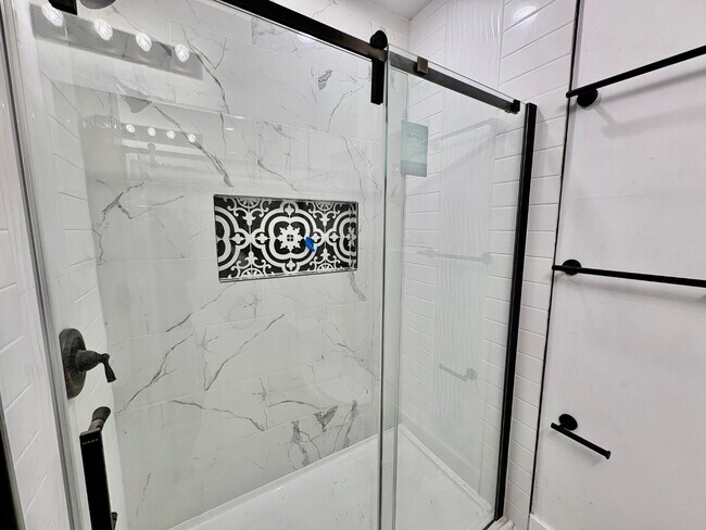 Building Photo - 5616 Phillips Ave