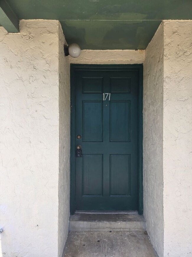 Building Photo - 2bedrooms 1.5 baths Townhome Available Now