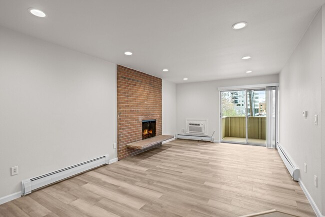 Building Photo - Newly Renovated Condo!