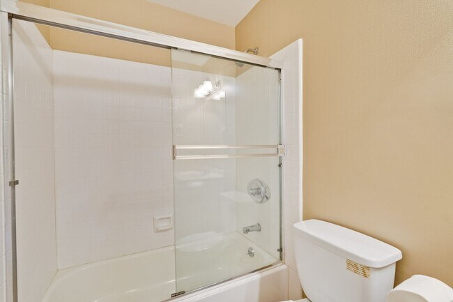 Building Photo - Remodeled 2 Bed 1 Bath Condo!