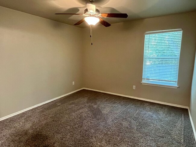 Building Photo - Updated 3 Bedroom 2 Bath Duplex in the Hea...