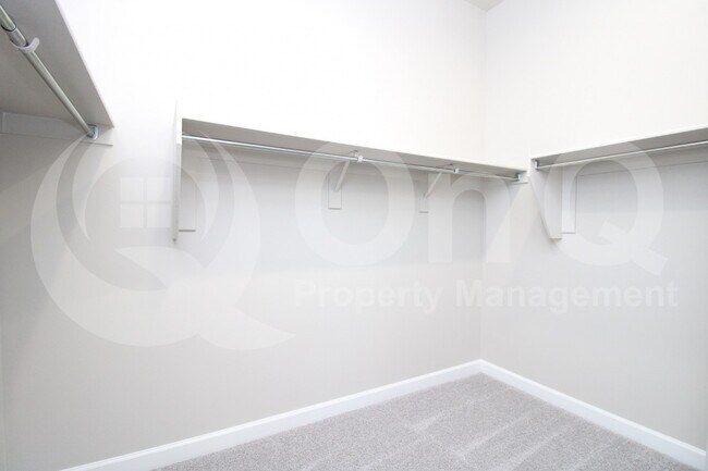 Building Photo - 4811 E Village Dr