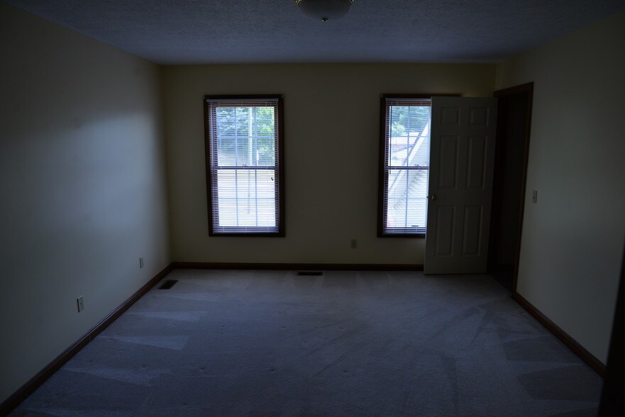 Master Beadroom - 1041 Applegrove St NW