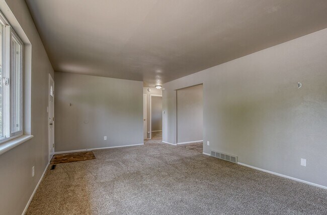 Building Photo - Centrally located 4 bedroom home!