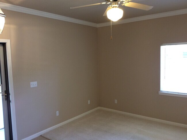 Building Photo - 2 bedroom Condo in a gated community. 1 Ca...