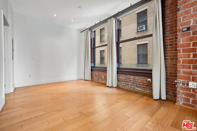 Building Photo - 460 S Spring St
