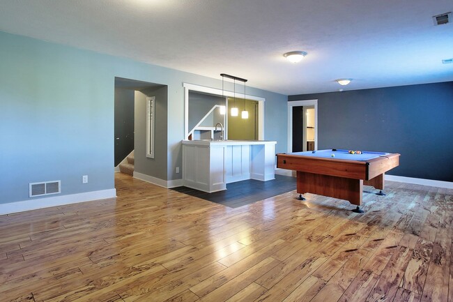 Building Photo - 3 BED 3 BATH HOME ON LAKE