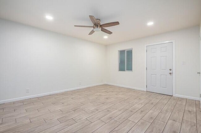 Building Photo - 2 Bed / 1 Bath in Phoenix — 900 Sq Ft with Covered Parking & Private Storage