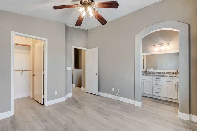 Building Photo - "Charming 2-Bedroom Townhouse Retreat with 2.5 Baths in South Henderson -with Backyard “