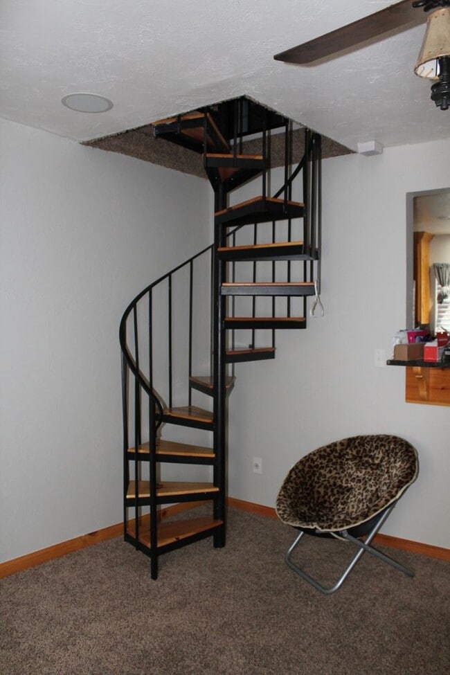 Building Photo - Huge Playroom - Family Room!