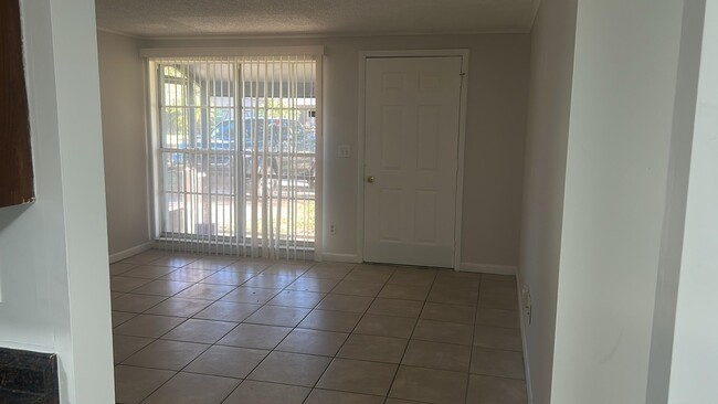 Building Photo - Welcome Home to your 4/2 in Seffner!
