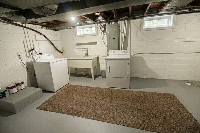 Building Photo - AVAILABLE AUGUST 15TH, 2026 - CHARMING 4 B...