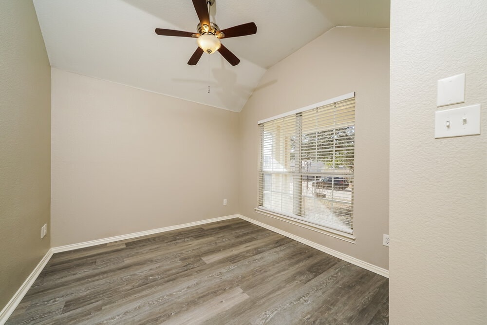 Building Photo - 409 Creekview Dr